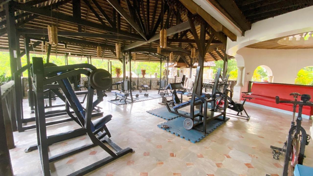 Tropicana Castle Dive Resort Powered By Cocotel Puerto Galera Extérieur photo