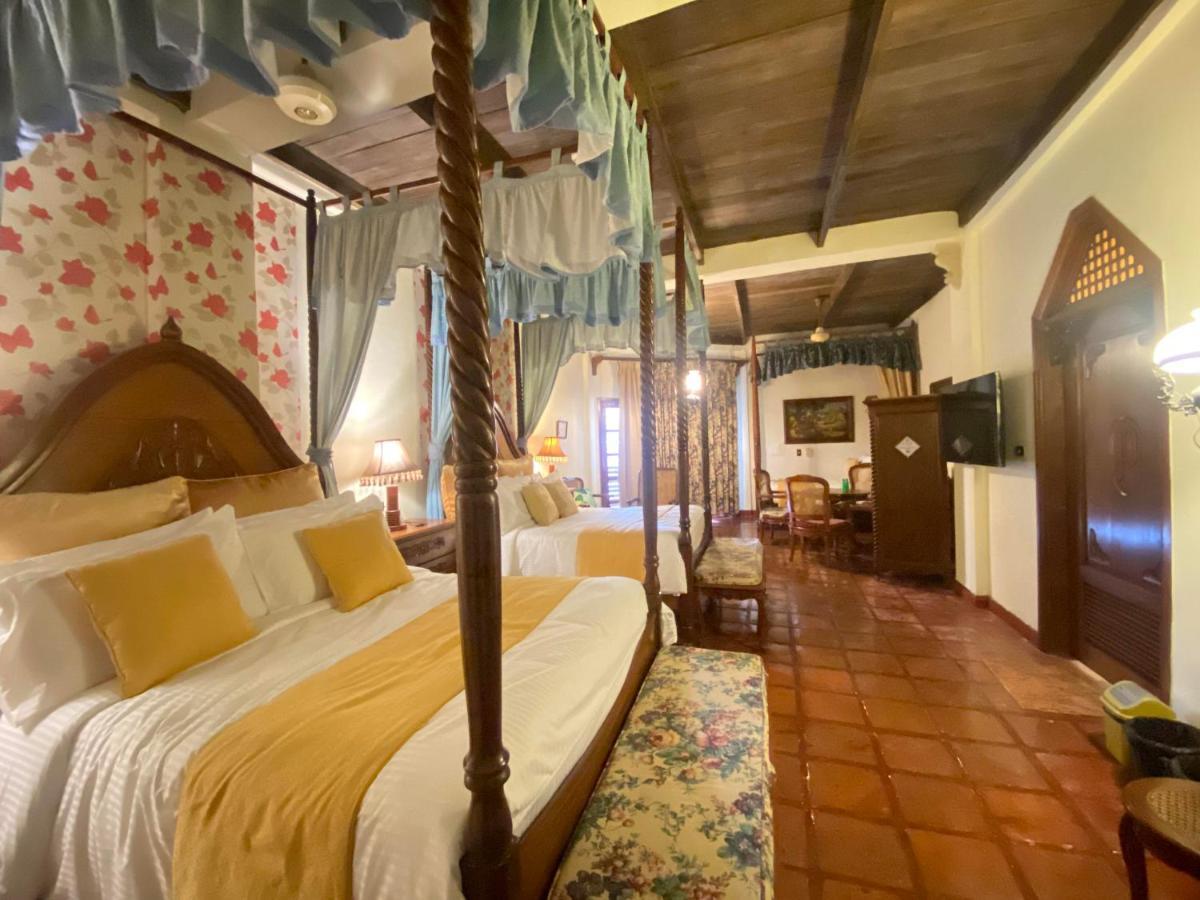 Tropicana Castle Dive Resort Powered By Cocotel Puerto Galera Extérieur photo