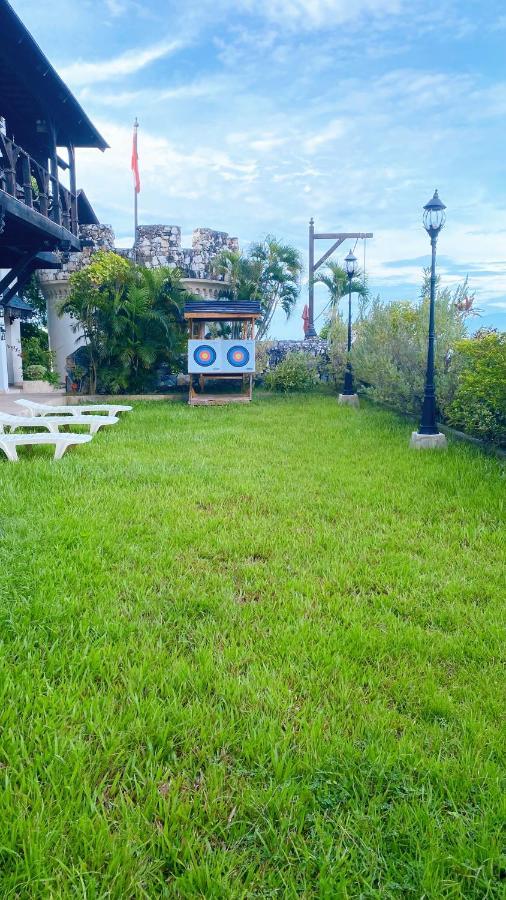 Tropicana Castle Dive Resort Powered By Cocotel Puerto Galera Extérieur photo