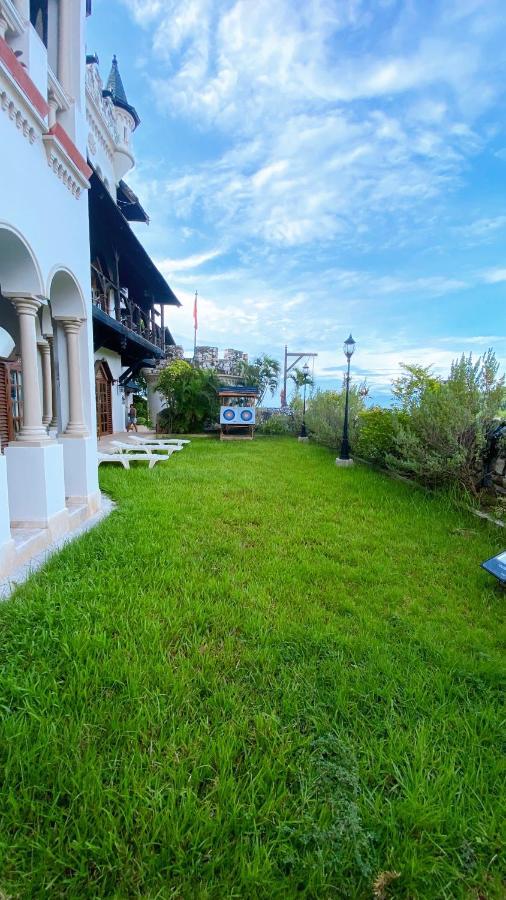 Tropicana Castle Dive Resort Powered By Cocotel Puerto Galera Extérieur photo