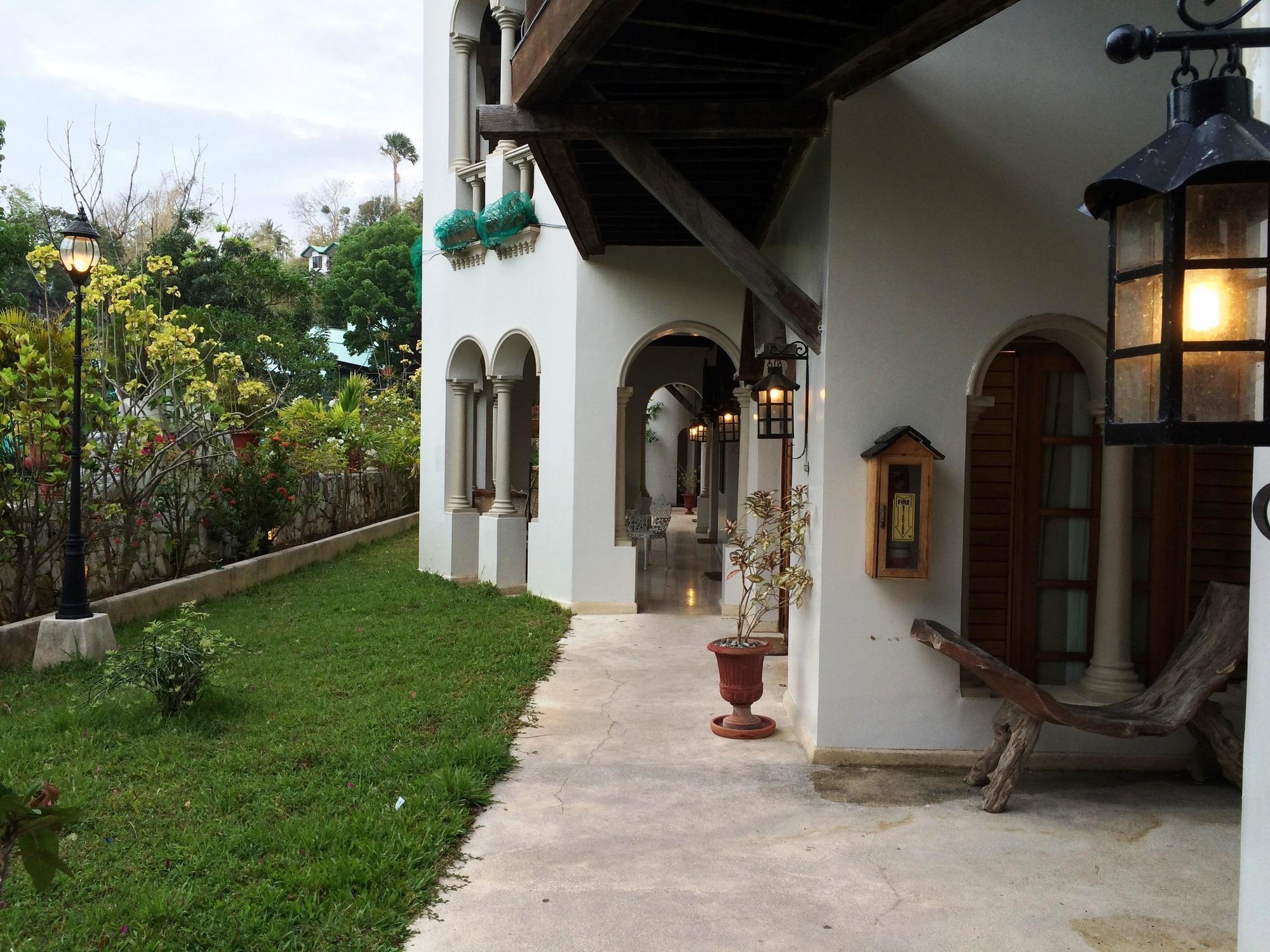 Tropicana Castle Dive Resort Powered By Cocotel Puerto Galera Extérieur photo
